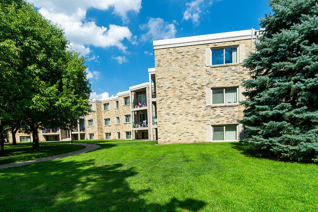 Richland Court in Richfield, MN - Building Photo