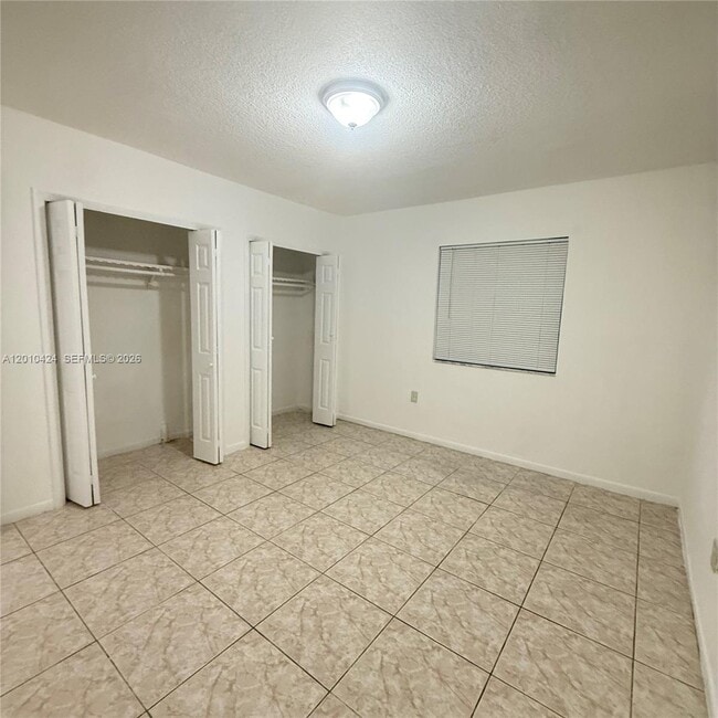 1735 NE 164th St in North Miami Beach, FL - Building Photo - Building Photo