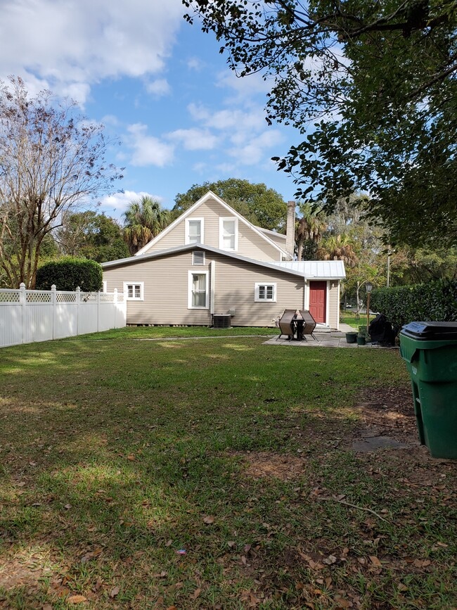 5511 11th St, Unit #4 in Zephyrhills, FL - Building Photo - Building Photo