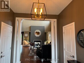 252 Westbank Trail in Hamilton, ON - Building Photo - Building Photo