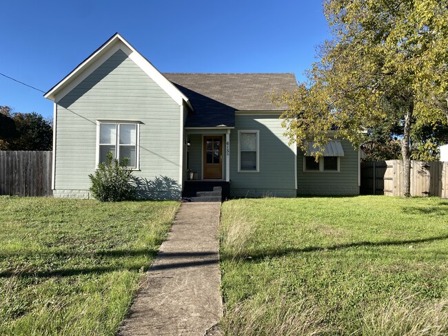 property at 615 W 6th St
