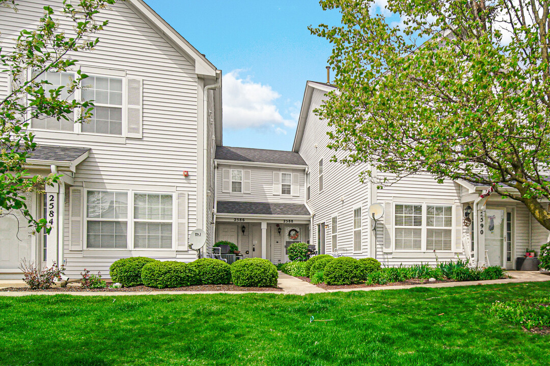 2588 Dickens Ct in Aurora, IL - Building Photo