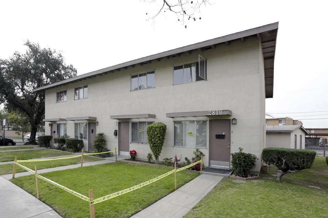 2810 S Baker St in Santa Ana, CA - Foto de edificio