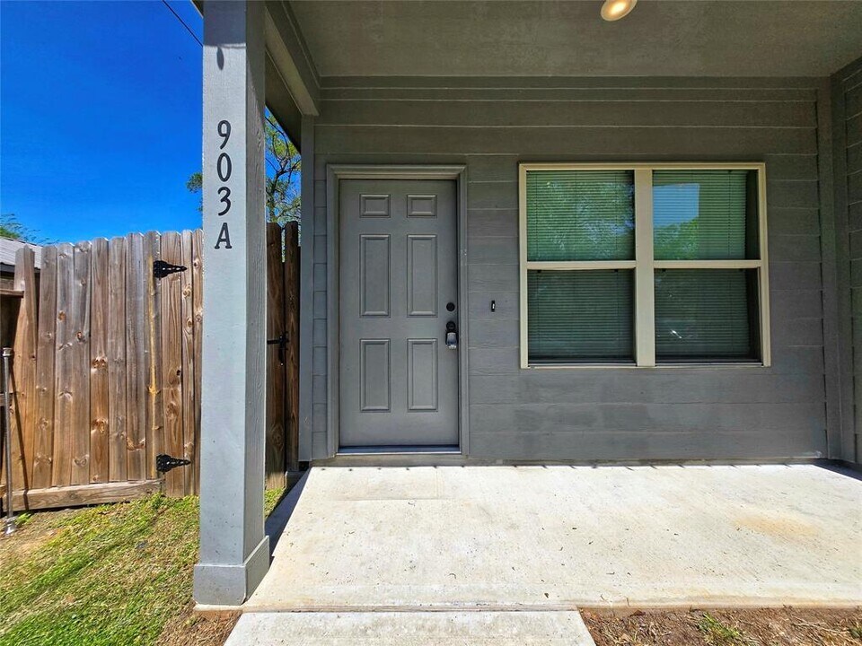 903 Reeves St in Conroe, TX - Building Photo
