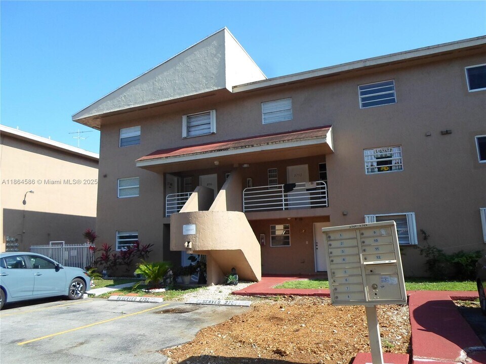 2750 W 60th St in Hialeah, FL - Building Photo