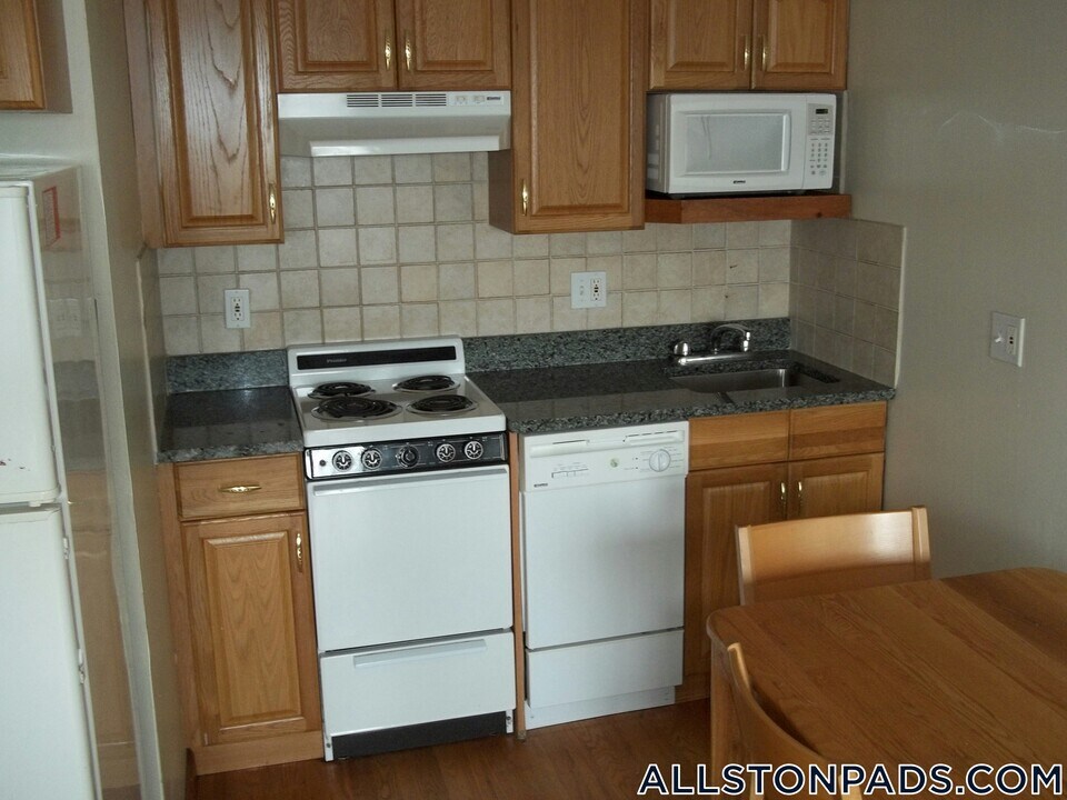 1110 Commonwealth Ave in Boston, MA - Building Photo