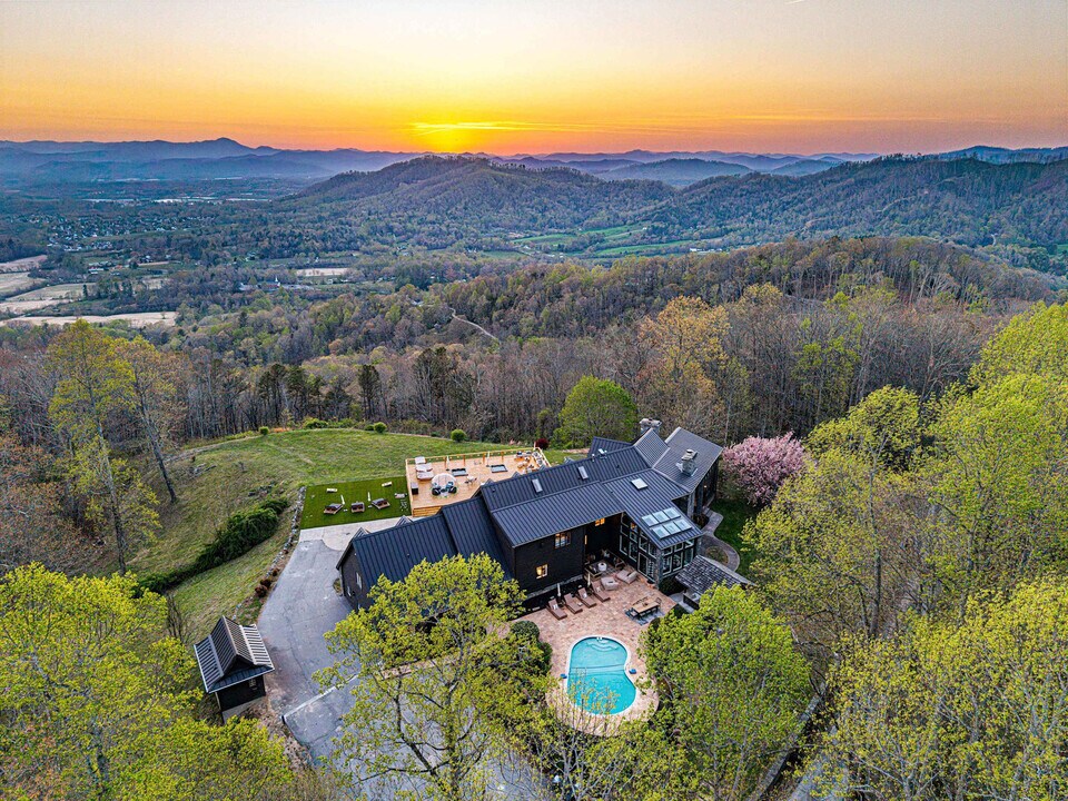 22 Vineyard Hill Dr in Fletcher, NC - Building Photo