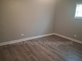 392 W Hickory St in Chicago Heights, IL - Building Photo