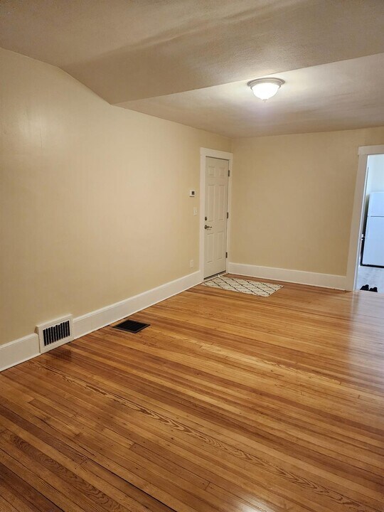 114 E Main St in Middletown, NY - Building Photo