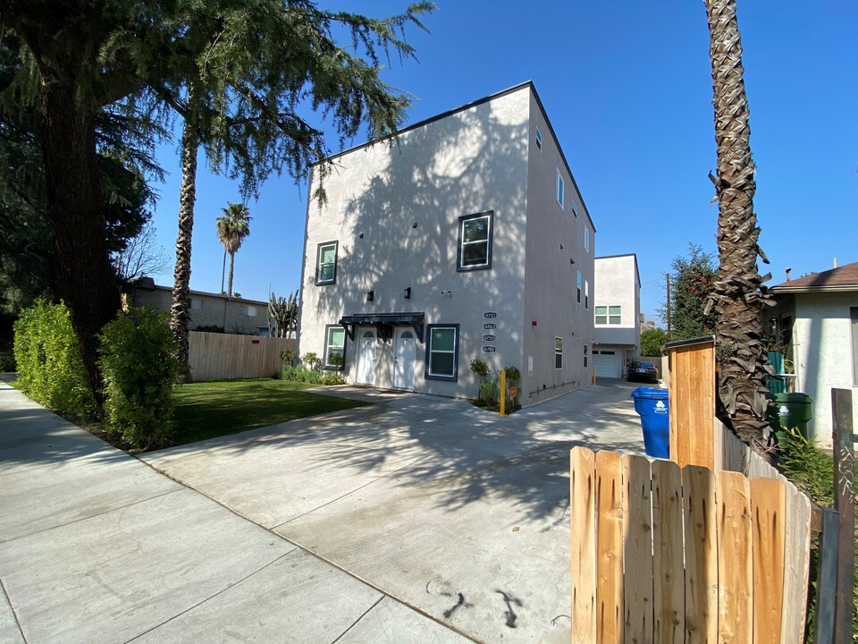 16753 Sherman Way in Van Nuys, CA - Building Photo