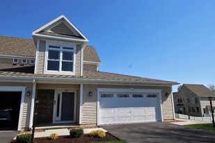 713 Lois Ln in Schenectady, NY - Building Photo