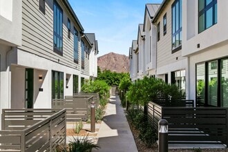 56th at Arcadia in Phoenix, AZ - Foto de edificio - Building Photo