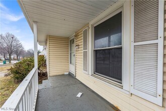 21303 Kenyon Dr in Maple Heights, OH - Building Photo - Building Photo