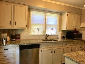 72 Carlton St in Edison, NJ - Building Photo