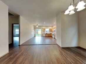 11102 179th Ave Ct E in Sumner, WA - Foto de edificio - Building Photo