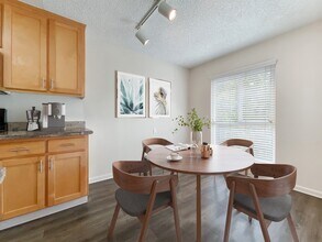 Pleasanton Glen Apartments in Pleasanton, CA - Foto de edificio - Building Photo