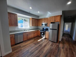 3266 S 12th St in Lebanon, OR - Building Photo - Building Photo