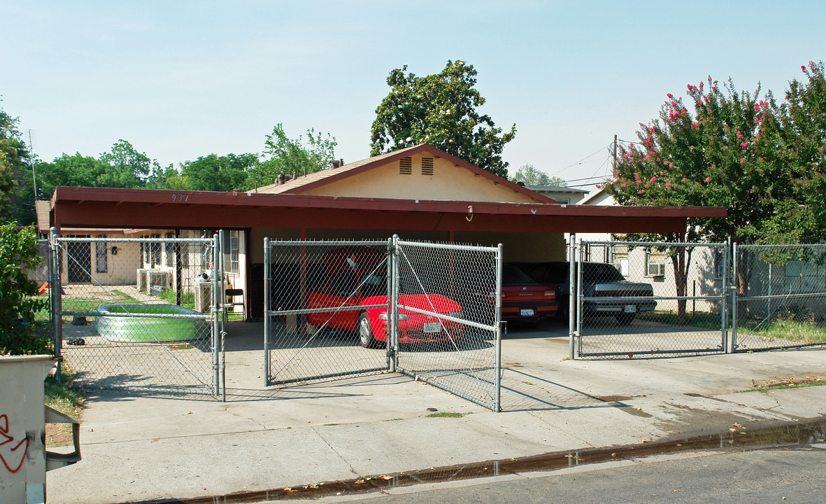 931 W University Ave in Fresno, CA - Building Photo