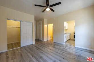 946 S Burlington Ave in Los Angeles, CA - Building Photo - Building Photo
