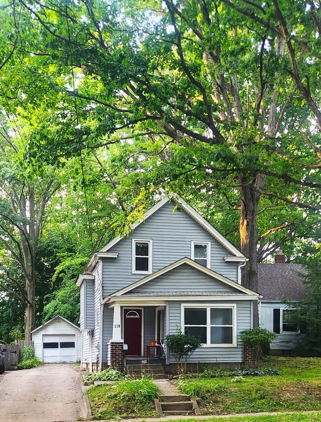 property at 219 E Oak St