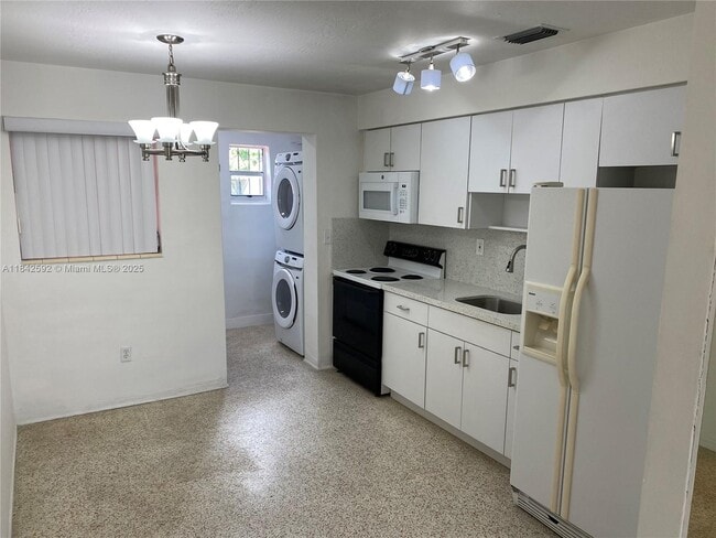 2608 W 8th Ave in Hialeah, FL - Building Photo - Building Photo