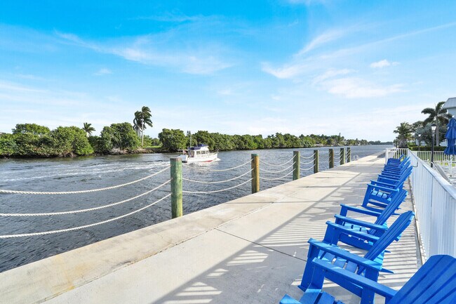 32 Colonial Club Dr in Boynton Beach, FL - Building Photo - Building Photo