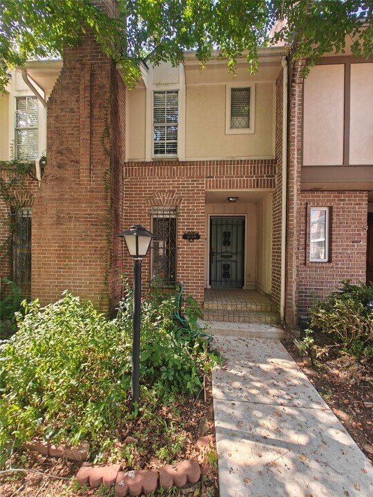 4539 Acacia St in Bellaire, TX - Building Photo