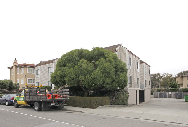 465-471 Kelly Ave in Half Moon Bay, CA - Foto de edificio - Building Photo