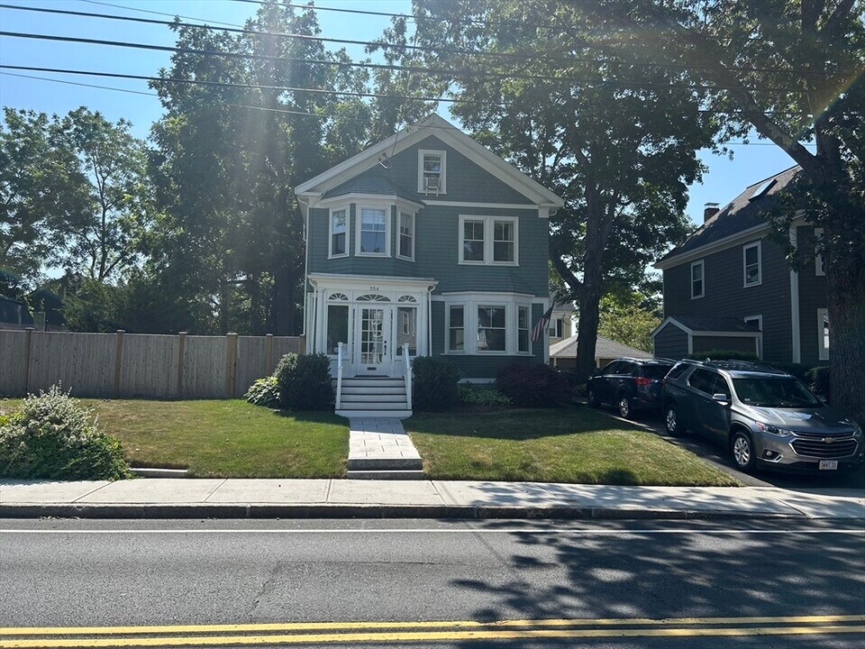 554 Washington St in Dedham, MA - Building Photo