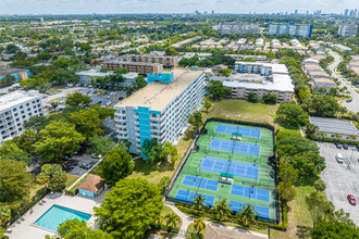 Hillcrest No.20 in Hollywood, FL - Foto de edificio - Building Photo