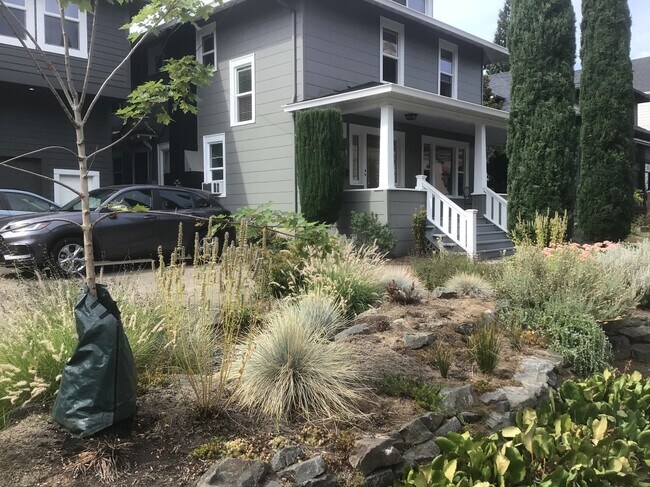 1615 SE 37th Ave in Portland, OR - Foto de edificio - Building Photo