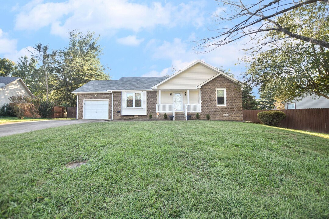 1894 Crestmont Ct in Clarksville, TN - Building Photo