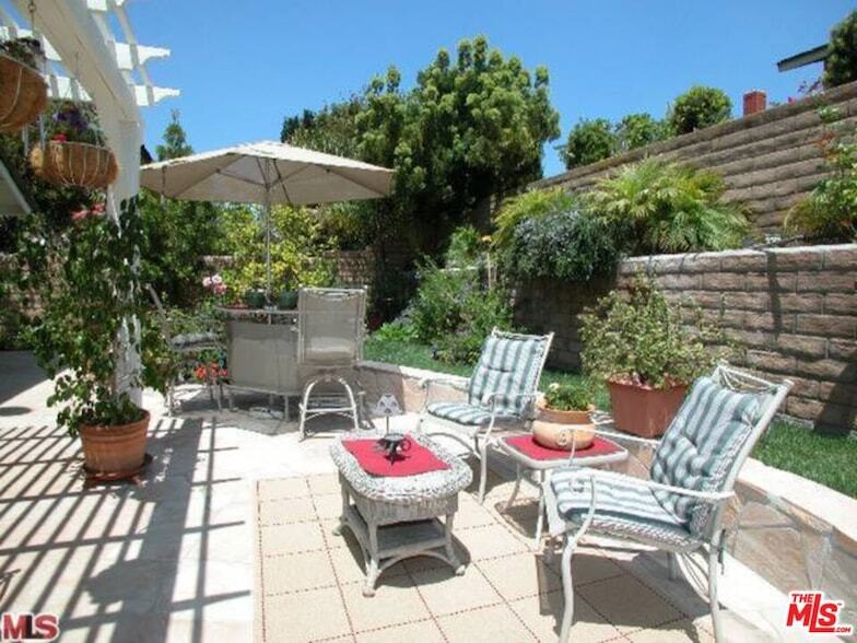 5241 W Goldenwood Dr in Inglewood, CA - Foto de edificio