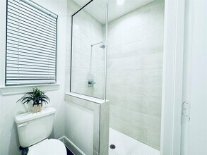 2717 Clinton Dr in Houston, TX - Building Photo - Building Photo