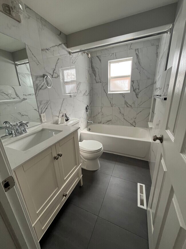 383 Washington Ave, Unit Lower