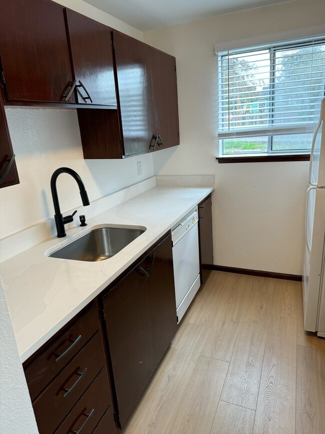 811 Hayward Ave in Bremerton, WA - Foto de edificio - Building Photo