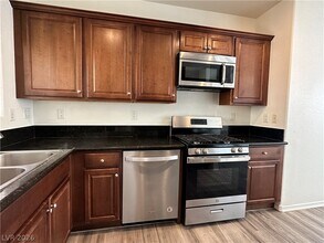 1050 E Cactus Ave in Las Vegas, NV - Building Photo - Building Photo