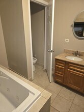 6832 S Clyde Ave in Chicago, IL - Building Photo - Building Photo