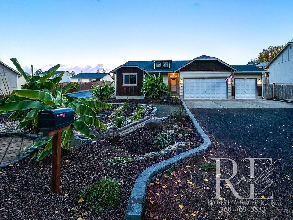 3635 Nevada Ave E in Port Orchard, WA - Foto de edificio