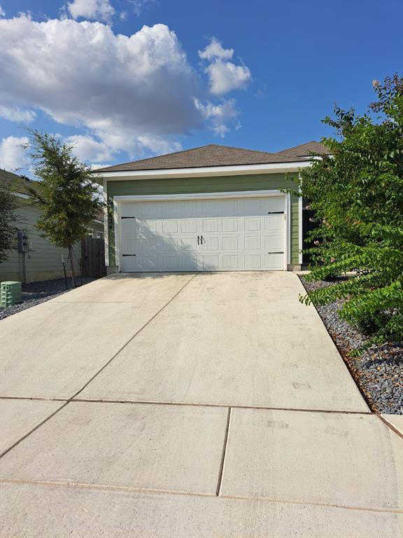 1410 E Walnut St in Seguin, TX - Building Photo - Building Photo