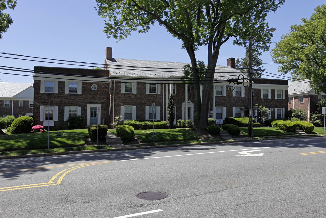 Wyoming Villas Apartments in Millburn, NJ - Building Photo