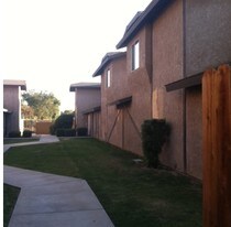 7909 S Laurelglen in Bakersfield, CA - Building Photo