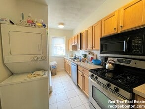 17 Regent Cir, Unit 2 in Brookline, MA - Building Photo - Building Photo
