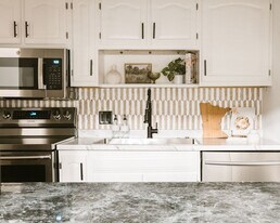 35 Nathan Ln N, Unit 109 in Plymouth, MN - Building Photo