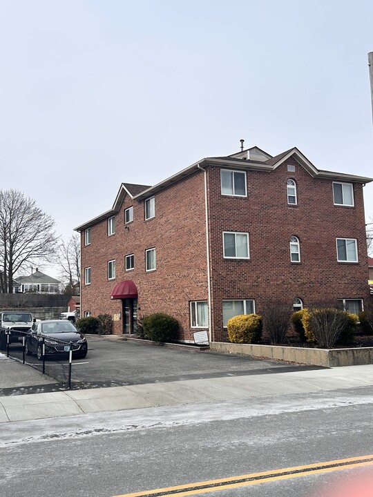 126 Broad St, Unit 1st Front in Cumberland, RI - Building Photo