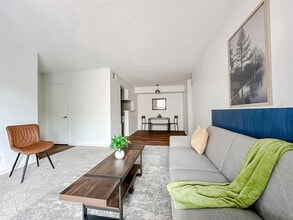 1002 Clayton Ln in Austin, TX - Building Photo - Building Photo