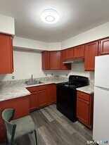 138 Maple St in Winchester, CT - Building Photo