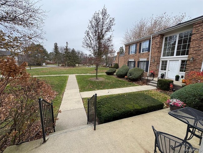 587 E Fox Hills Dr in Bloomfield Hills, MI - Building Photo - Building Photo