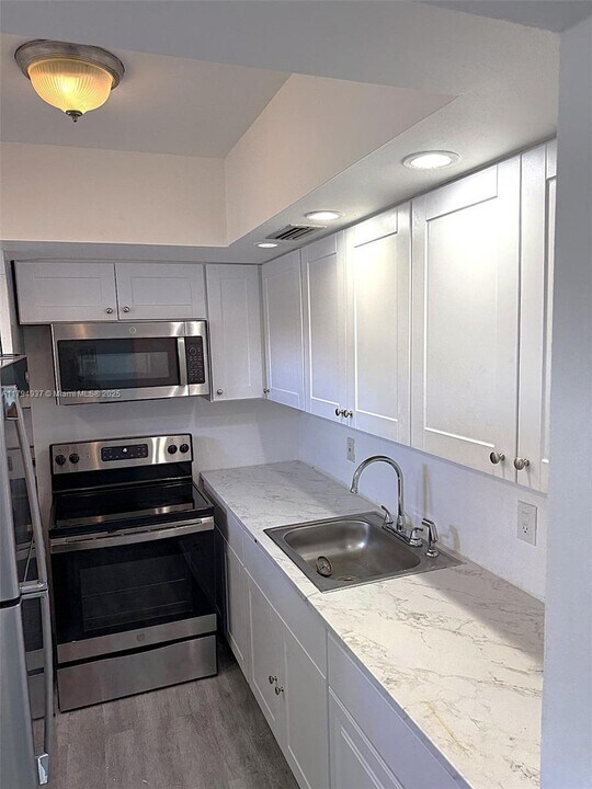 2940 NE 203rd St in Aventura, FL - Building Photo