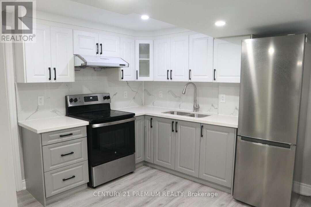 25 Sewells Ln in Brampton, ON - Building Photo